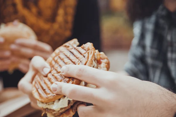 Mannelijke eten Hamburger — Stockfoto