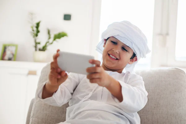 Ragazzo arabo utilizzando Smartphone — Foto Stock