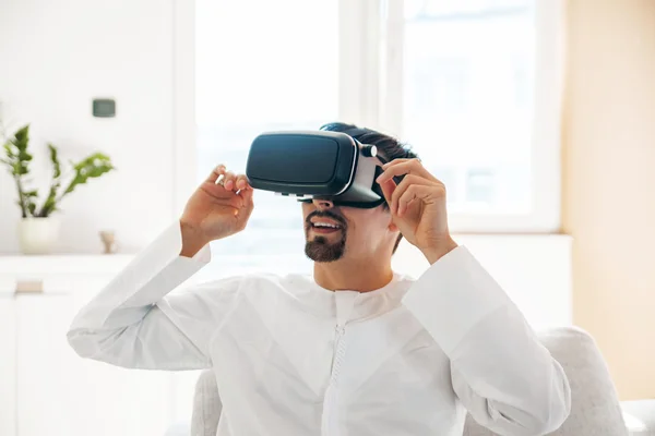 Arabe homme utilisant VR casque — Photo