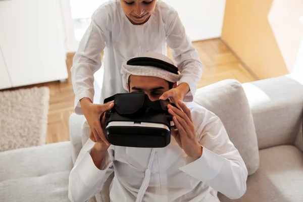 Arabian padre e hijo usando auriculares VR — Foto de Stock