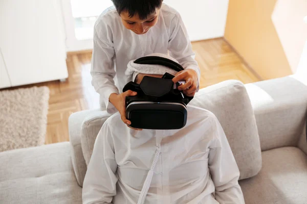 Arabe père et fils à l'aide VR casque — Photo