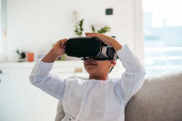 Arabian Boy utilisant un casque VR — Photo