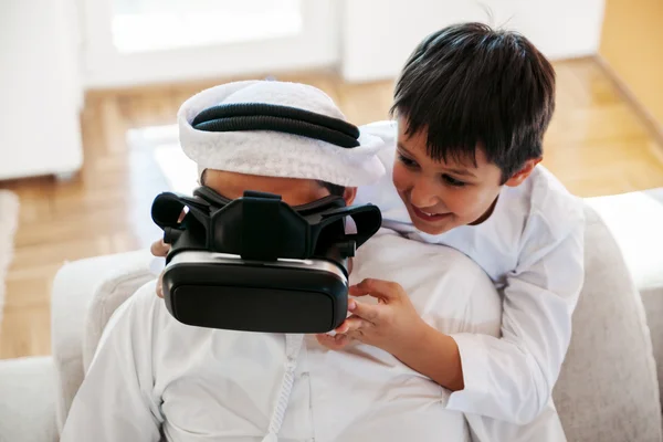 Arabe père et fils à l'aide VR casque — Photo