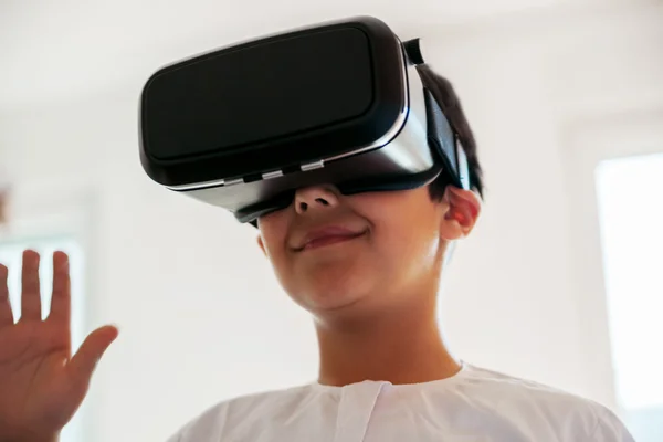 Arabian Boy Using VR Headset — Stock Photo, Image