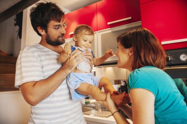 Güzel aile mutfak