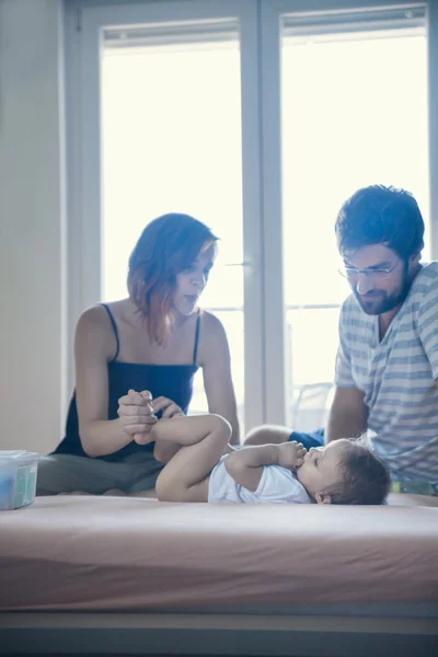 Padres con su hijo —  Fotos de Stock