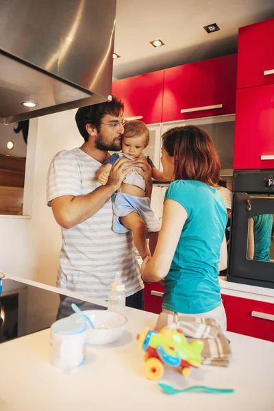 Adorável família na cozinha — Fotografia de Stock