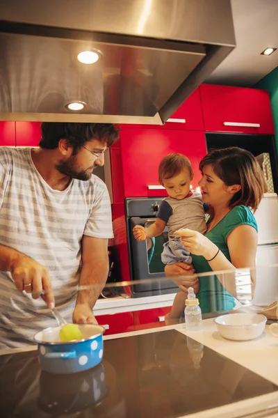 Adorável família na cozinha — Fotografia de Stock