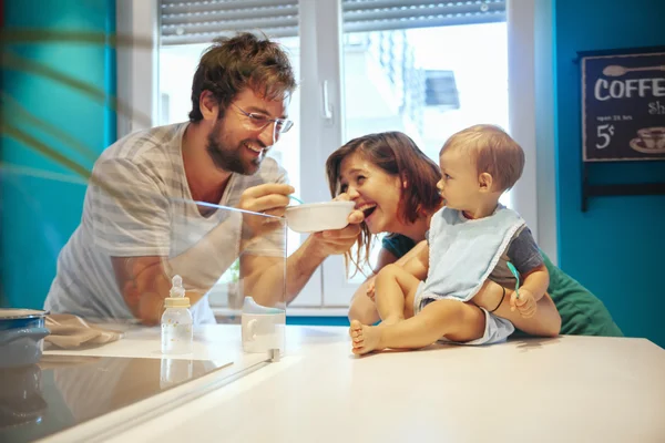 Pais alimentação bebê — Fotografia de Stock