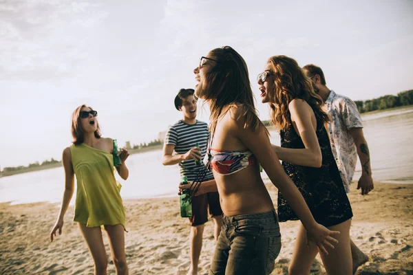 Hipsters en la playa — Foto de Stock