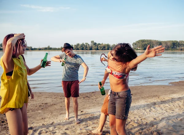 Hipster amigos na praia — Fotografia de Stock