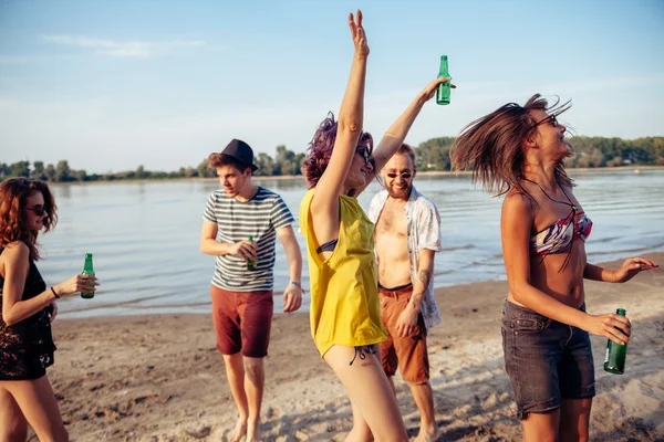 Hipster amigos na praia — Fotografia de Stock