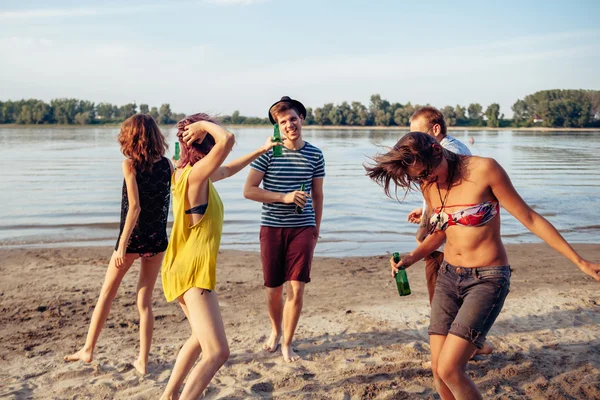 Amici hipster in spiaggia — Foto Stock