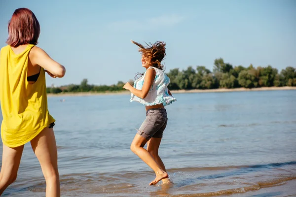 Mujeres en la playa —  Fotos de Stock