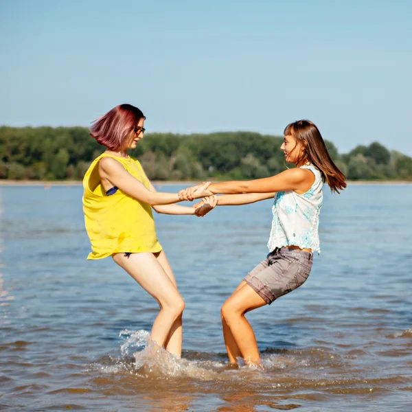 Le donne in spiaggia — Foto Stock