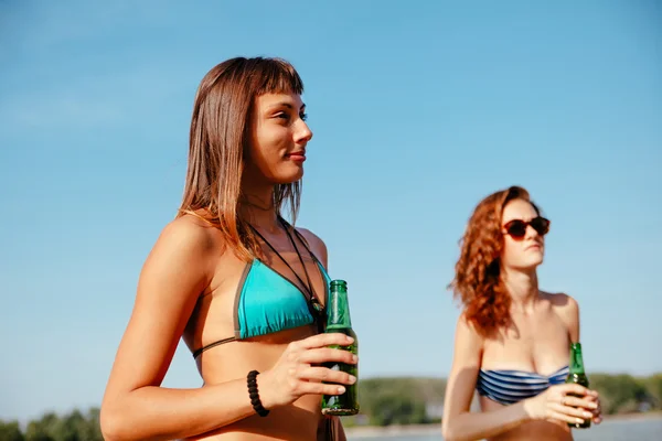 Hipster-Freunde am Strand — Stockfoto