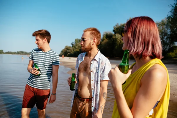 Hipster amigos na praia — Fotografia de Stock