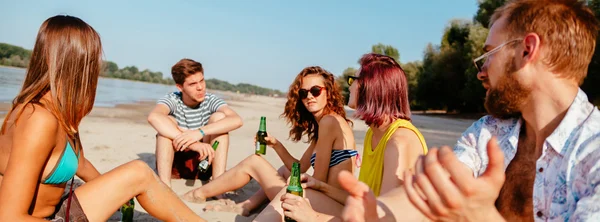 Hipster vrienden op het strand — Stockfoto