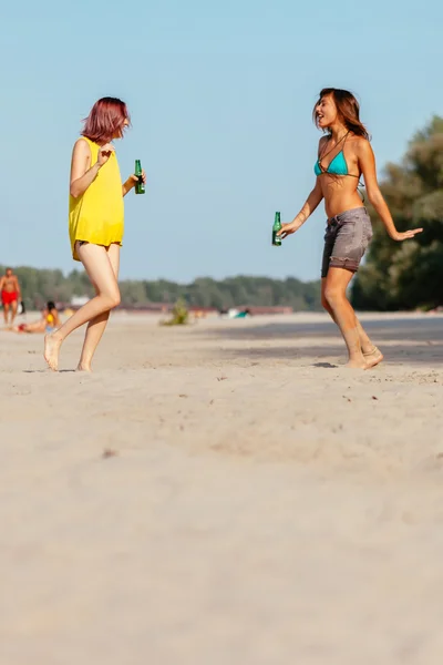 Weibchen am Strand — Stockfoto