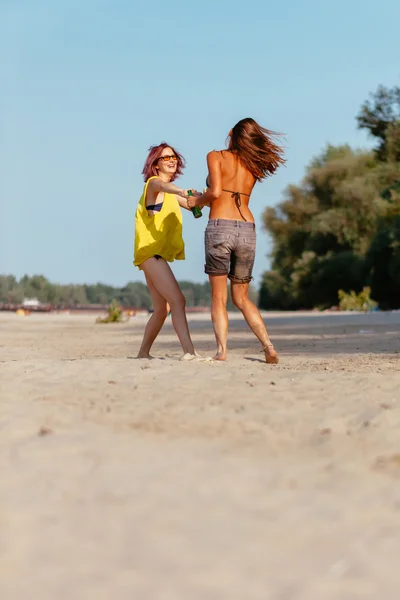 Las hembras en la playa — Foto de Stock