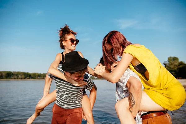 Hipster couples à la plage — Photo