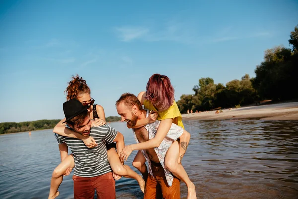 Hipster couples à la plage — Photo