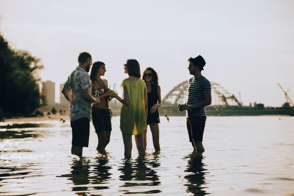 Hipster amigos en la playa —  Fotos de Stock