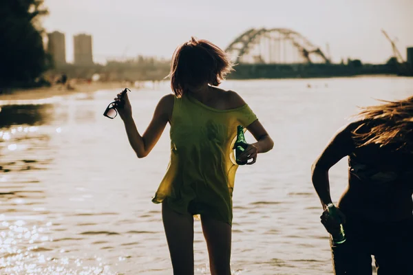 Hipster-Freunde am Strand — Stockfoto