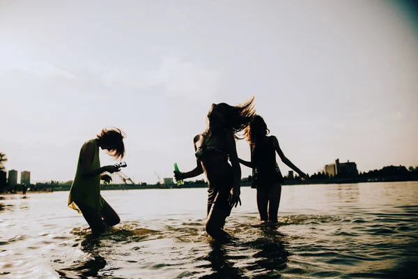 Hipster amigos en la playa — Foto de Stock