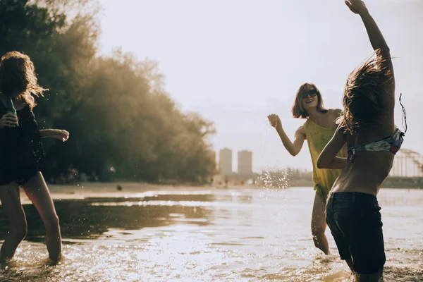 Hipster amis à la plage — Photo