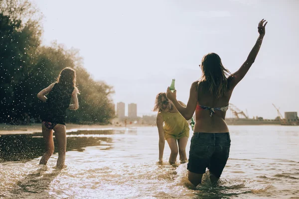 Amici hipster in spiaggia — Foto Stock