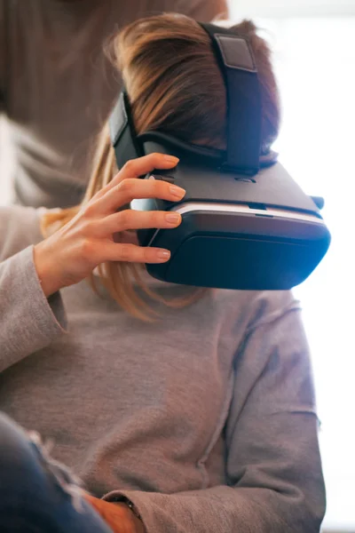 Young Female Using VR — Stock Photo, Image