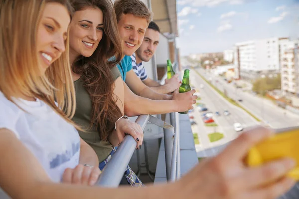 Ung grupp av vänner — Stockfoto