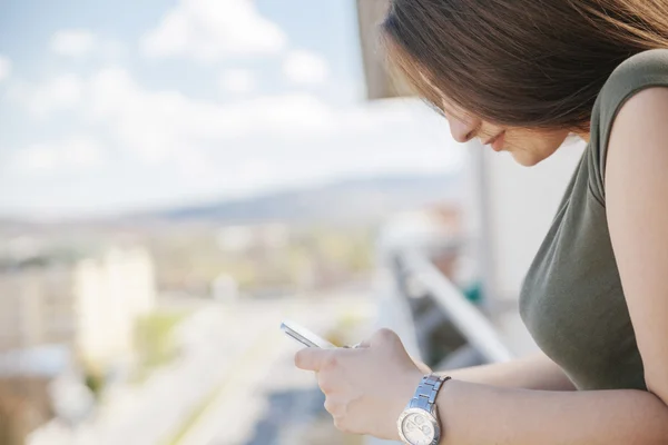 Jeune fille utilisant un smartphone — Photo