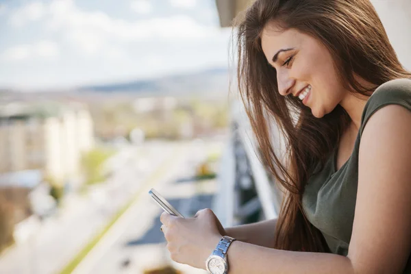 Bir akıllı telefon kullanan genç kız — Stok fotoğraf