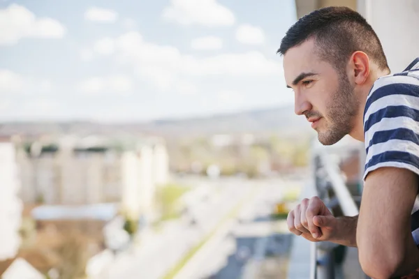 Joven en balcón — Foto de Stock