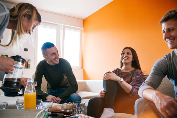 Les jeunes boivent du café — Photo