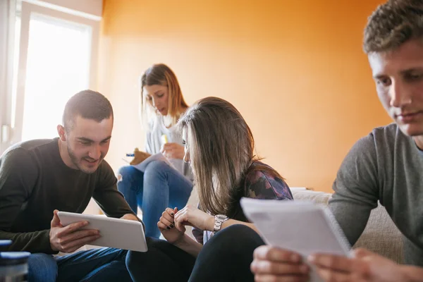 Mladí studenti učí — Stock fotografie