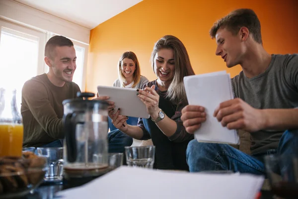 Jóvenes estudiantes aprendiendo — Foto de Stock