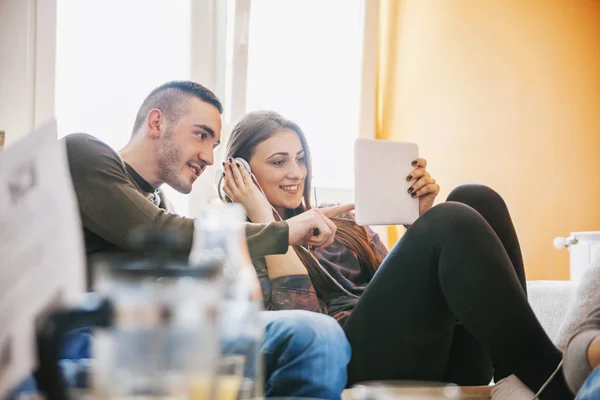 Pareja de estudiantes aprendiendo — Foto de Stock