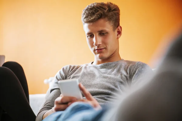 Joven usando un teléfono inteligente — Foto de Stock