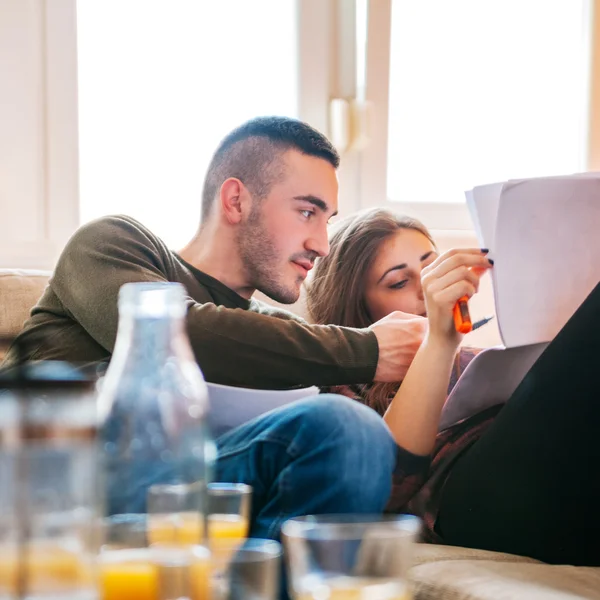 Pareja de estudiantes aprendiendo —  Fotos de Stock