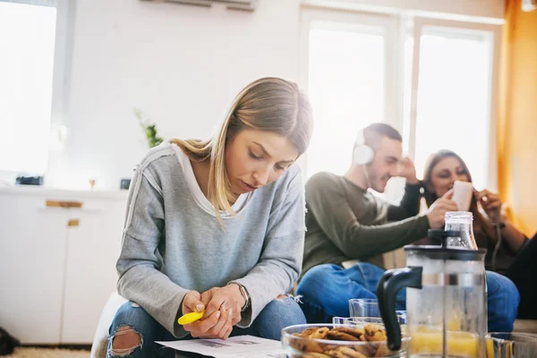 Estudiantes jóvenes estudiando — Foto de Stock