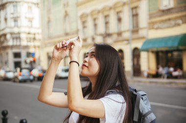 Genç Asyalı turist