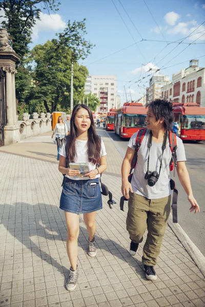 Jóvenes turistas asiáticos — Foto de Stock