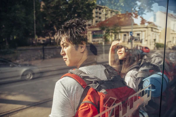 Jóvenes turistas asiáticos — Foto de Stock