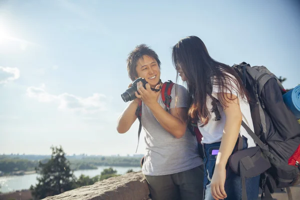 Jóvenes turistas asiáticos viajando — Foto de Stock