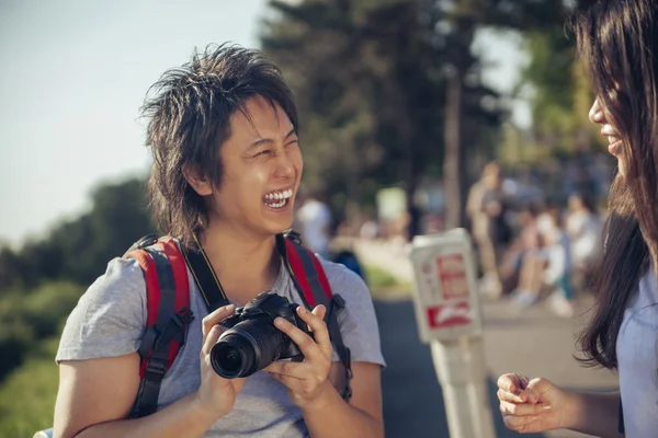 Jóvenes turistas asiáticos — Foto de Stock