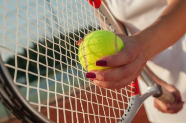Tenis raket ve Top oyuncunun eli