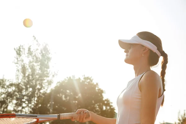 Jugadora de tenis femenina atrayente golpeando una pelota — Foto de Stock